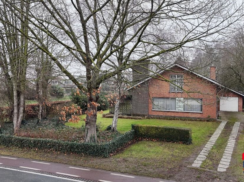 [[ DIT PAND NEEMT DEEL AAN DE ERA OPEN HUIZEN DAG OP 13/6 VAN 16:00 TOT 17:00 ]] In de Oostveldstraat in Eeklo bevindt zich deze alleenstaande, karakt
