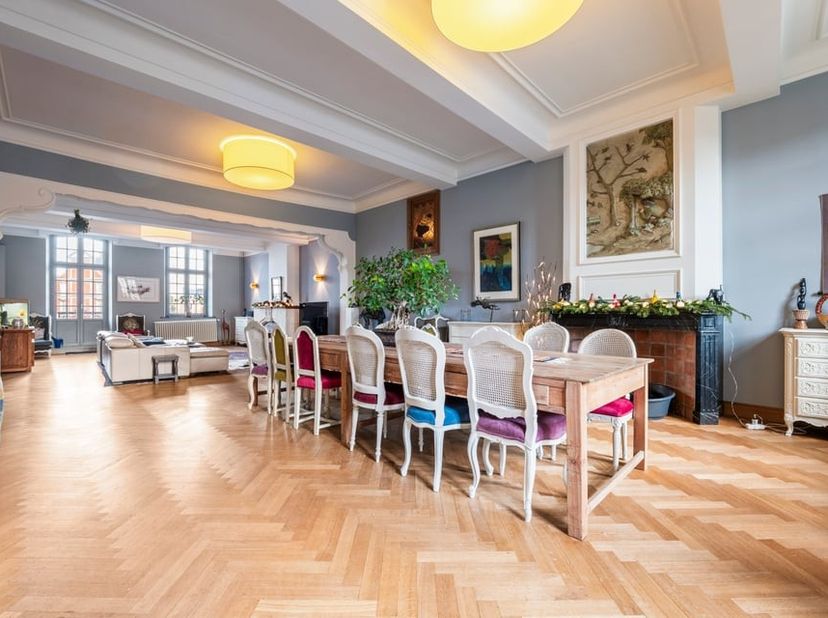 &amp;nbsp;Op een absolute toplocatie, op de Grote Markt (nr 20) in Sint-Truiden, bevindt zich dit uitzonderlijke en prestigieuze pand dat wonen en onderne