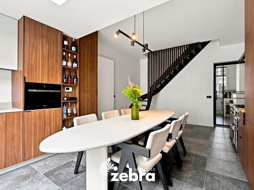 Deze instapklare, gerenoveerde woning met gezellige stadskoer bevindt zich pal in het centrum van Tielt.<br />
Verschillende winkels, horeca, scholen,