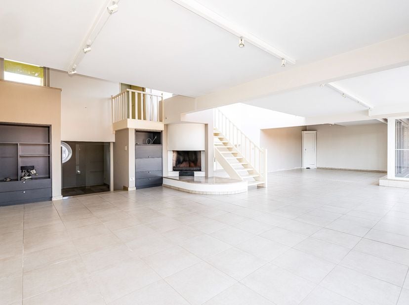 Penthouse op centrale locatie te Oud-Turnhout van ca 270m² met naastgelegen studio. Dit appartement omvat een private inkomhal met ruime vestiaire, ze