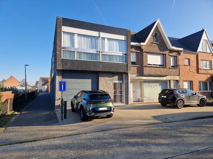 Grembergen, Bakkerstraat 121 +.<br />
Magazijn met een oppervlakte van ongeveer 300 m².<br />
<br />
Naast de inrijzone is er een klein deel verhoogd.