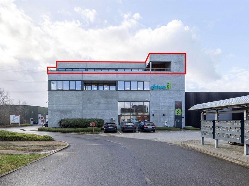 Ruime penthouse/bedrijfswoning van ca. 322 m² met terras. <br />
Magazijn 150 m² optioneel bij aan te kopen.<br />
<br />
Ligging: Deze ruime bedri