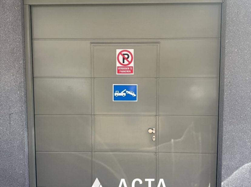 Veilig en comfortabel parkeren in het centrum van Oostende? Deze autostaanplaats in Residentie Hélène is ideaal voor wie een vaste parkeerplaats zoekt