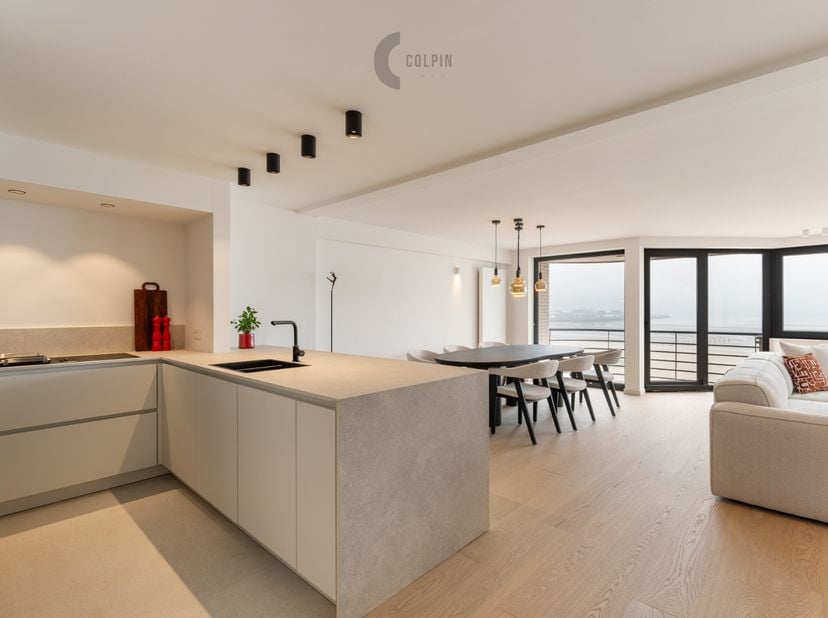 Idéalement situé sur la digue de Knokke-Heist, cet appartement exceptionnellement spacieux et lumineux se trouve au 8ᵉ étage d’un immeuble très calme