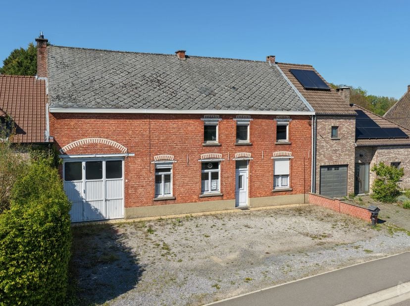 Charmante te renoveren woning met uitzonderlijk veel potentieel op riant perceel in Rotselaar<br />
In de Hellichtstraat 89 in Rotselaar vinden we dez