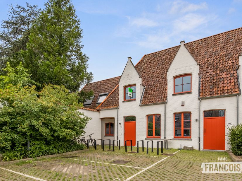 Verscholen achter een charmant binnenplein, op wandelafstand van de iconische Brugse molens, bevindt zich deze uitzonderlijke vernieuwbouwwoning. Dank