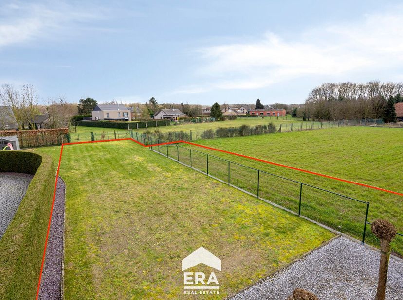 Deze zuidgerichte bouwgrond is gelegen in het rustige en groene Kleine-Brogel, een deelgemeente van Peer. De omgeving staat bekend om haar kindvriende