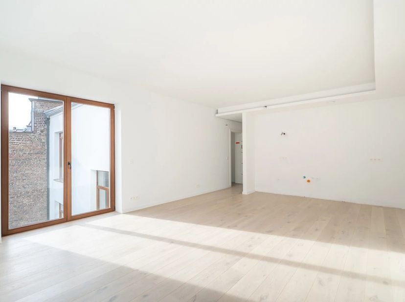 Situé au cur du très prisé quartier Stassart à Ixelles, découvrez ce superbe appartement une chambre ayant bénéficié dune rénovation lourde avec des m