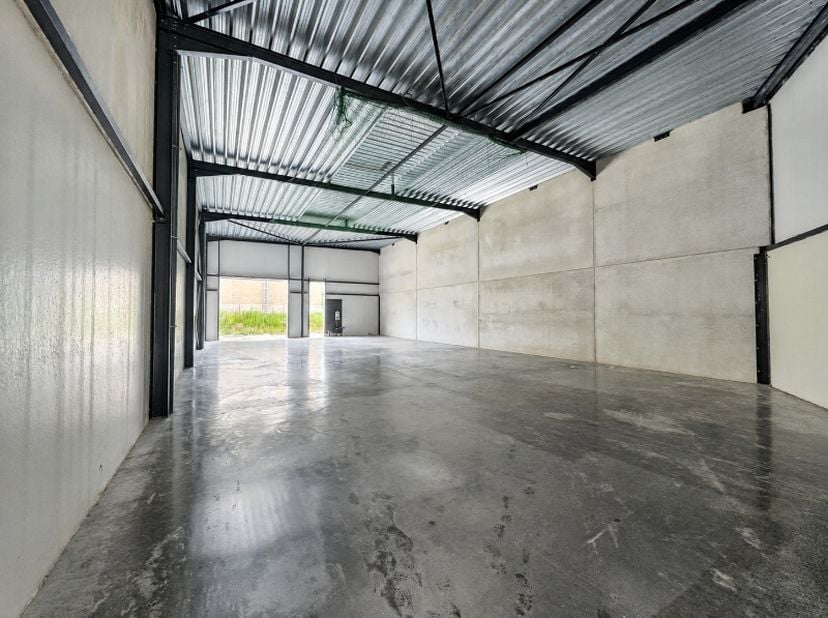 Unité PME neuf à seulement 6 minutes de l'E19 (Anvers - Bruxelles).<br />
<br />
l'unité dispose d'une superficie de 312 m² :<br />
<br />
	Hauteur li