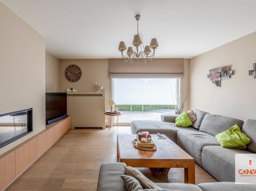 Deze perfect instapklare woning met vier slaapkamers is gelegen in een rustige, residentiële woonwijk te Vosselare.&amp;nbsp;<br />
<br />
Via de inkomhal