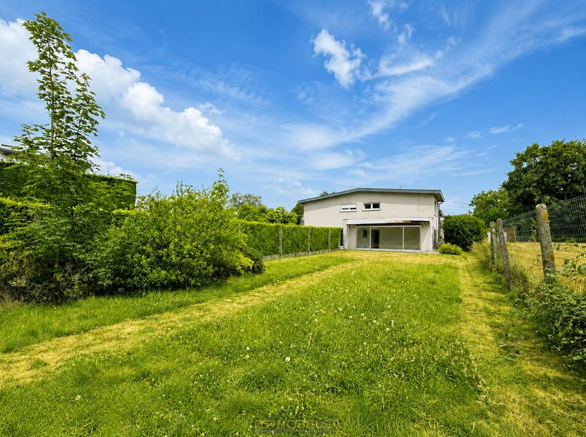 Te renoveren halfopen bebouwing MET 4 SLAAPKAMERS en tuin op een PERCEEL VAN MEER DAN 10 ARE. Gelegen aan de RAND VAN UITGESTREKT AGRARISCH GEBIED gen
