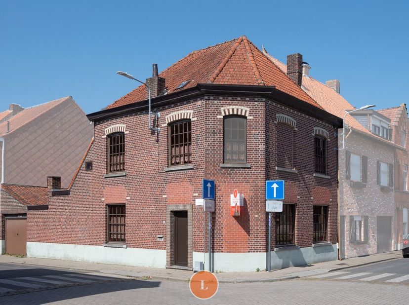 Deze te renoveren, verrassend ruime woning bevindt zich op vlakbij een commercieel centrum van Menen en toch rustig.<br />
<br />
Via de inkomhal hebb