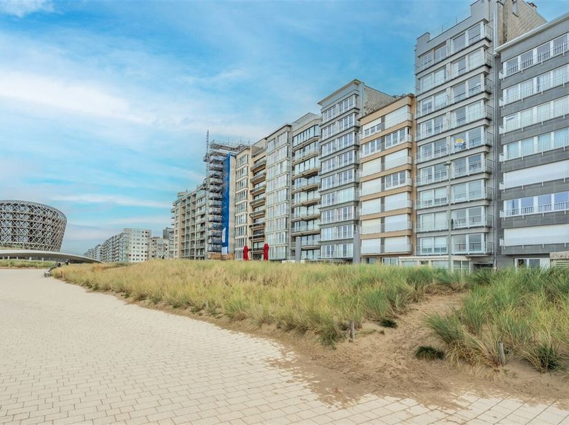 L'appartement Beaulieu 0602, situé au 134 Zeedijk à Middelkerke, offre une magnifique vue frontale sur la mer, la plage et le nouveau casino. Cet appa