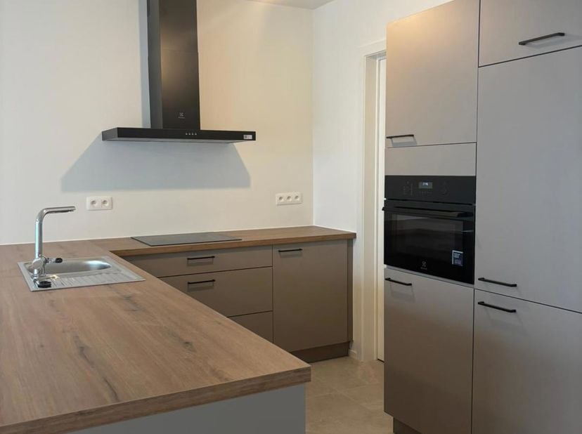 Mooi appartement op de 1ste verdieping met een ruime leefruimte met open keuken en aansluitende berging, 2 slaapkamers die uitgeven op een ruim terras