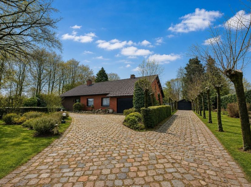 Deze charmante woning is gelegen op een uitzonderlijke locatie in de&amp;nbsp;Lembeekse bossen, een rustige en groene omgeving waar natuur en wooncomfort