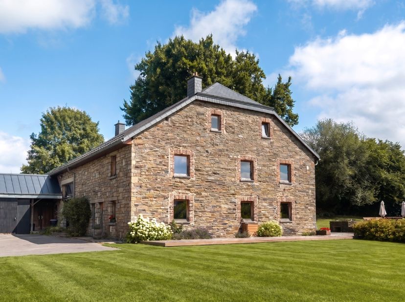 Midden in de prachtige natuur rond Malmedy bevindt zich deze karaktervolle natuurstenen hoeve, waar authenticiteit, ruimte en hedendaags comfort harmo