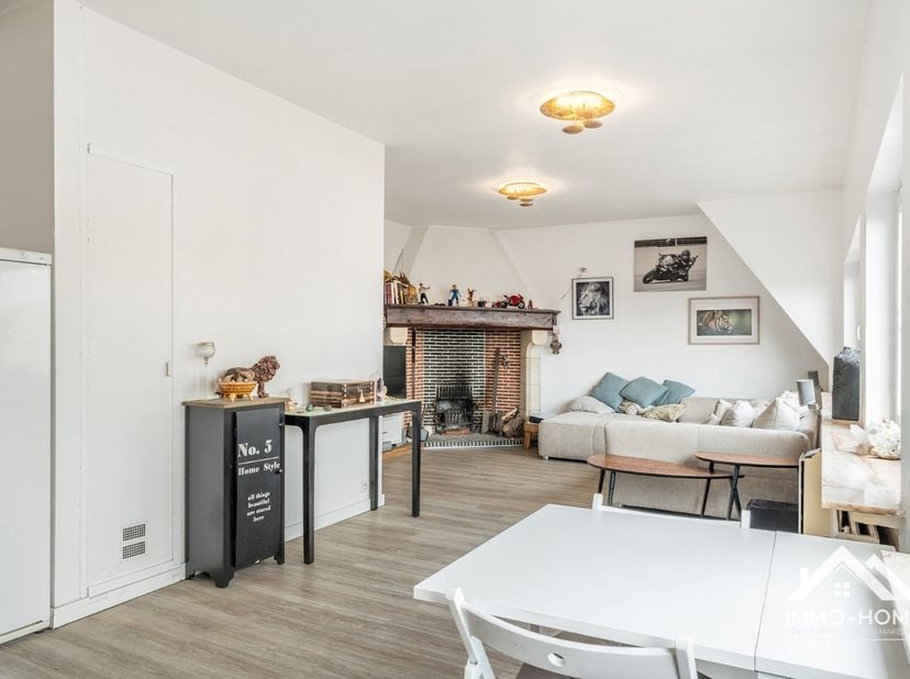 Dit mooie lichtrijke appartement is gelegen op de derde (bovenste) verdieping van het complex, en is te bereiken via zowel lift als trap. Je komt zo i