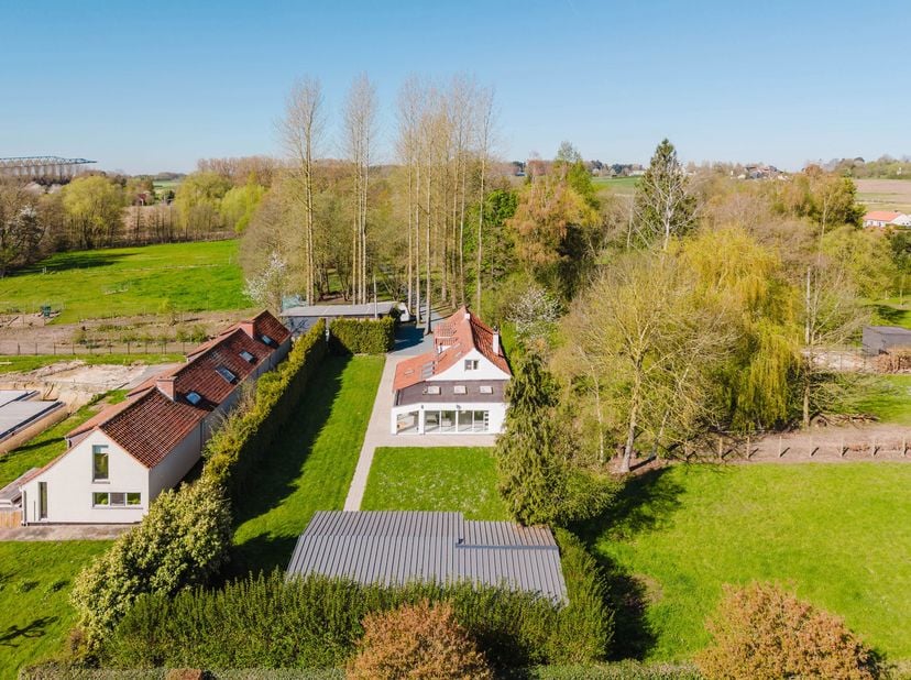 LOCALISATION<br />
Bienvenue au 28 Heilsborre à Asse, où se marient luxe, tranquillité absolue et bonne accessibilité. Cette villa unique est située d