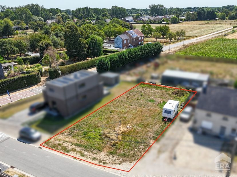 Droomt u van bouwen op een rustige, groene locatie met alle dagelijkse voorzieningen binnen handbereik? Dan is deze bouwgrond voor open bebouwing van