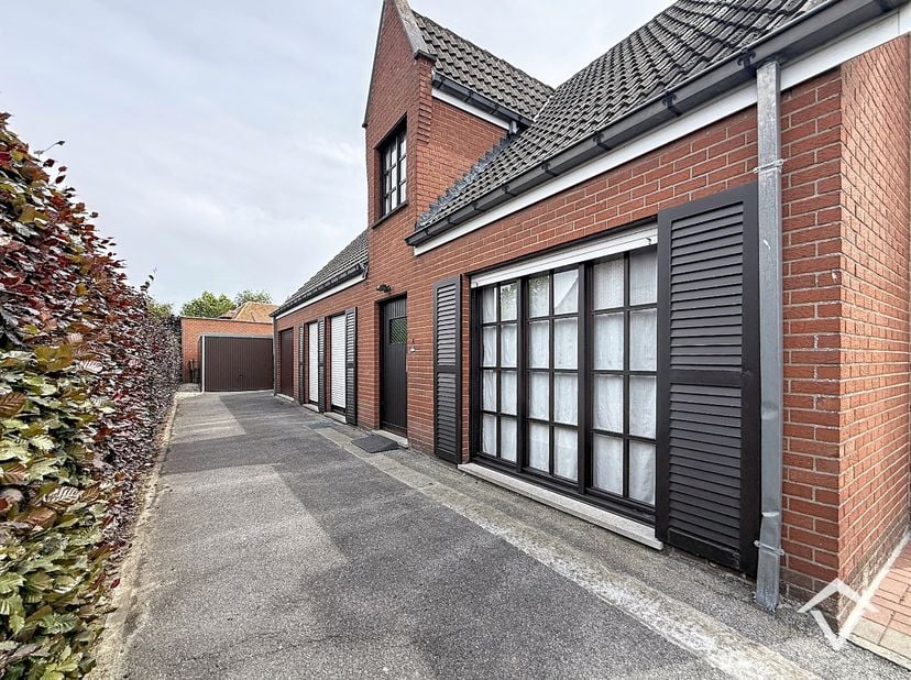 Deze alleenstaande woning is gelegen in een rustige woonwijk kortbij het centrum van Roeselare, de E403 en vele andere faciliteiten. Dit in één doodlo