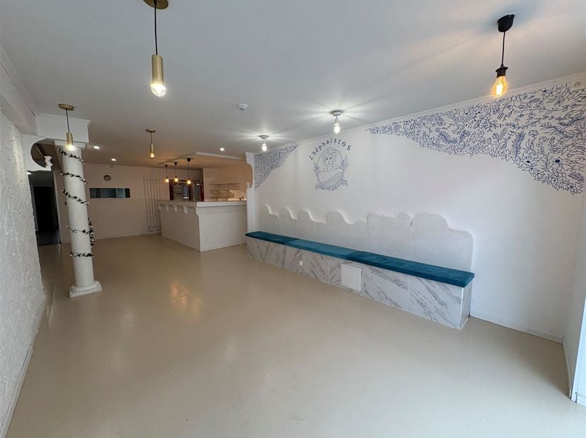 Volledig ingerichte winkelruimte in het hart van Péruwelz.<br />
<br />
Deze zaak, met een totale oppervlakte van +/-190m², heeft een hoofdruimte va