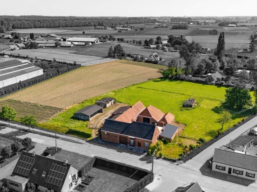 De hoeve is centraal gelegen tussen Kortemark, Ichtegem en Torhout nabij Wijnendalebos.<br />
De hoeve bestaat uit woning, schuur en stallen in de vor