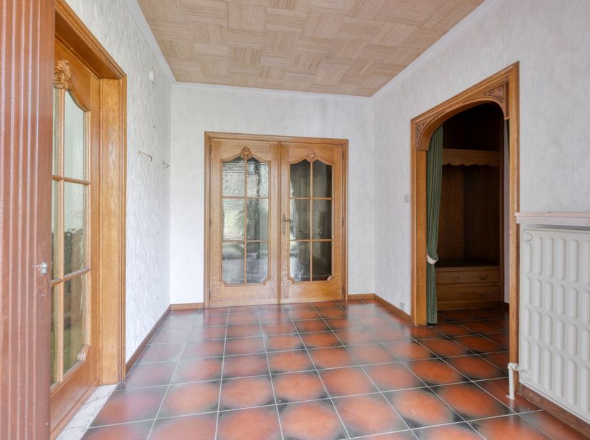 Deze ruime en goed onderhouden gelijkvloerse woning met vier slaapkamers geniet van een uiterst rustige en gunstige ligging, op wandelafstand van het