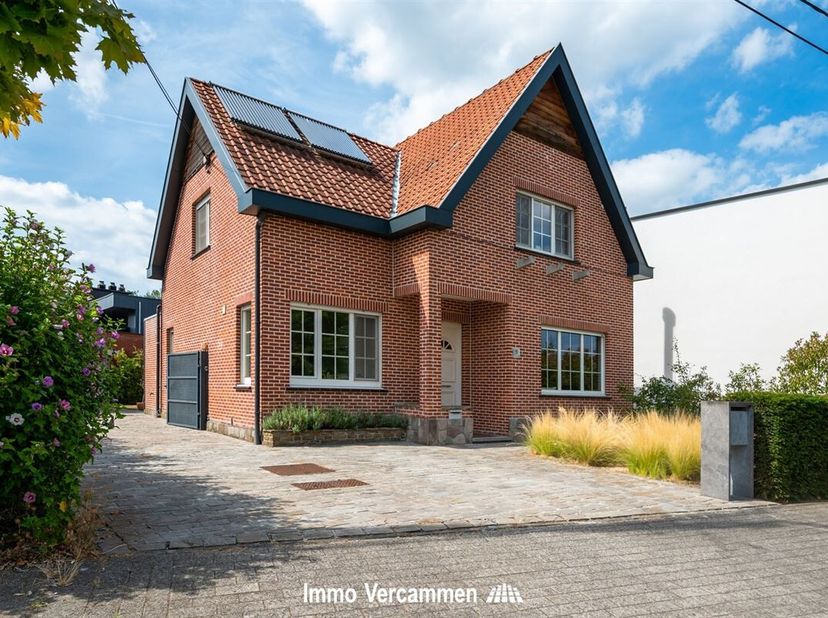 Maison prête à emménager, idéalement située dans un quartier très prisé de Bonheiden.<br />
Cette belle maison a été presque entièrement modernisée de