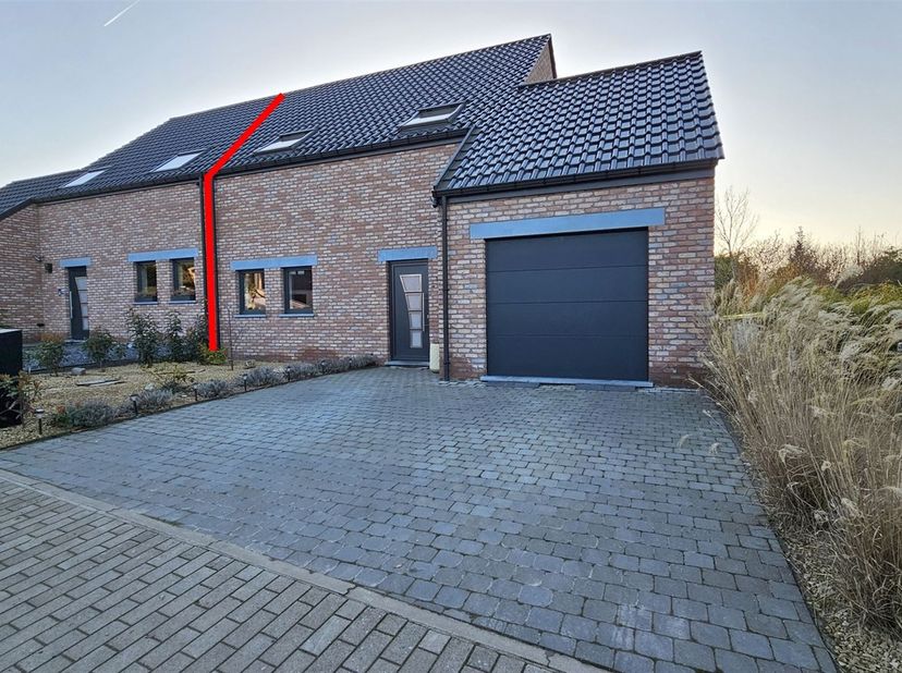 -SOUS OPTION - PLUS DE VISITES Prix: Offre à partir de 300.000 euros, frais d'agence non inclus et à charge de l'acquéreur.<br />
Maison de constructi