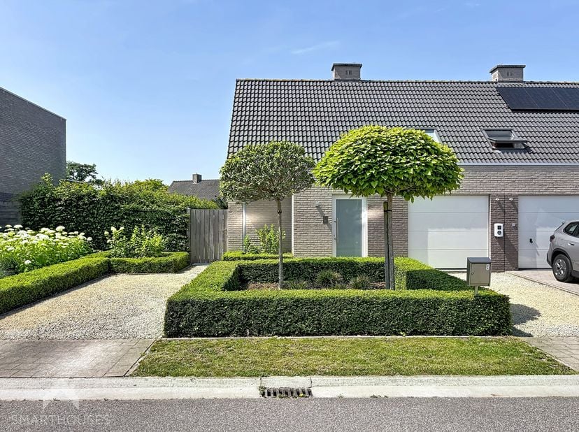 Instapklare gezinswoning op een rustige ligging in een doodlopende straat, omringd door groen en met speelpleintjes, parking en het centrum op korte a
