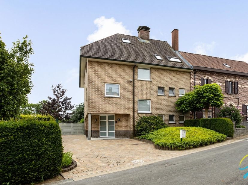 Kijkdag op afspraak 18/07<br />
Ontdek deze charmante, instapklare woning op een uitstekende locatie in Zottegem.<br />
Deze ruime eigendom bevindt zi