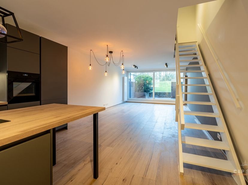 WATERLOO. Cap-Sud vous propose un appartement de type duplex complètement rénové.<br />
Il se compose d’un living ouvert vers la cuisine de +- 43m2, u