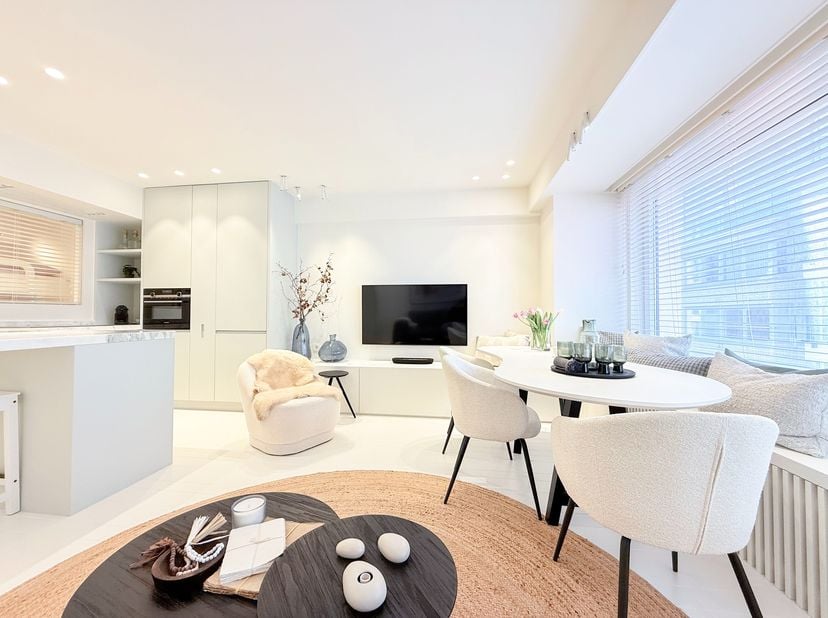 À votre arrivée dans l'appartement par le spacieux hall d'entrée, équipé d'un vestiaire et d'un wc séparé, vous serez accueilli dans un espace de vie