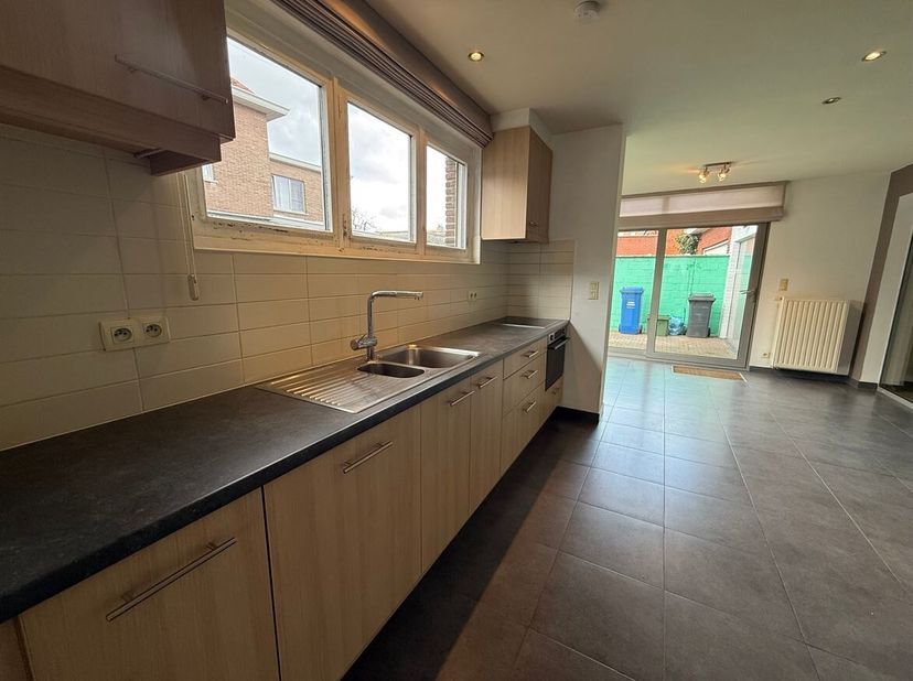 Ligging: Gelijkvloers appartement met 1 slaapkamer en dressing, rustig en centraal gelegen in Brasschaat. Winkels, openbaar vervoer, scholen en invals