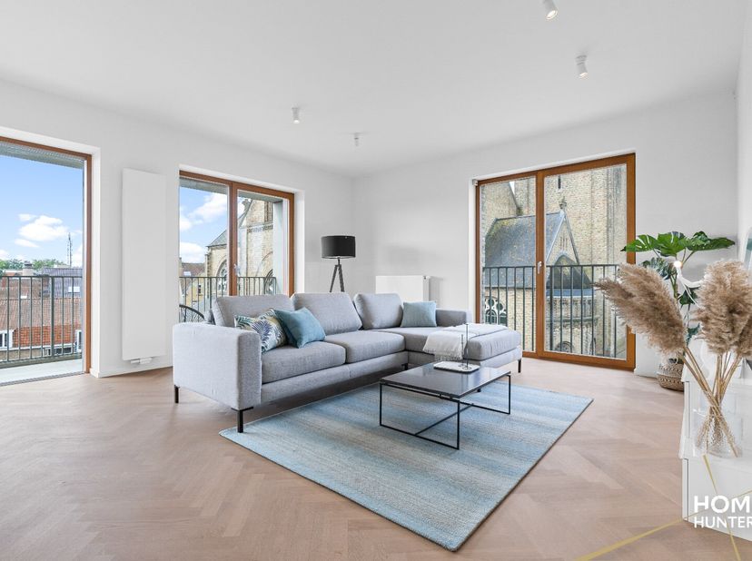Ontdek dit schitterend ingerichte appartement van 95 m² op de 4e verdieping, gelegen op een hoek van het gebouw. Geniet van de zonnestralen, zowel in