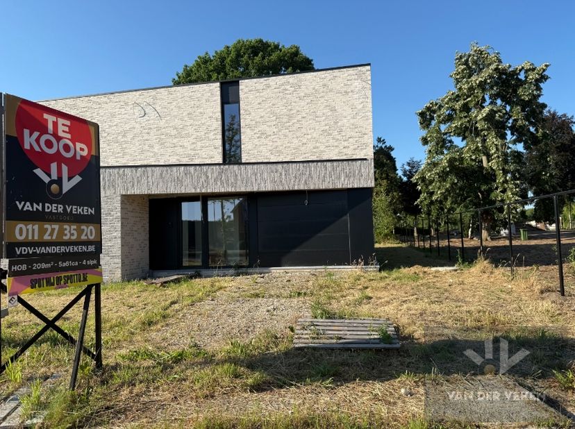 Ruime half open BEN-woning met 4 slaapkamers en inpandige garage te bewonderen in het gezellige Kermt.<br />
<br />
Afwerking zit in het voorziene bud