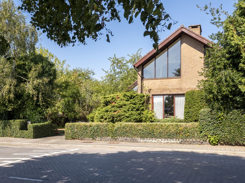 Op een mooi perceel van ca. 1.350 m², zuidwest georiënteerd en met een prachtig uitzicht over de achterliggende velden, bevindt zich deze bijzonder de