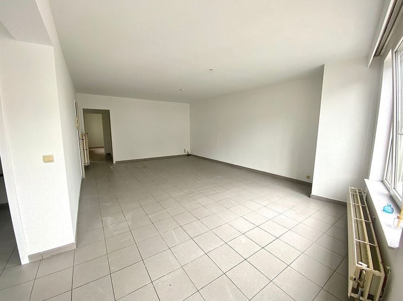 Volledig verhuurd opbrengsteigendom bestaande uit zes appartementen, zes autostaanplaatsen, een dubbele garagebox en zes privatieve bergingen. Dit geb