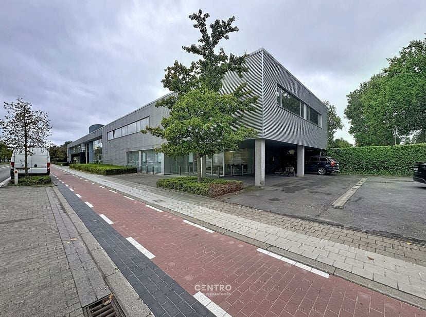Bien professionnel à louer
                    à 8310 Assebroek