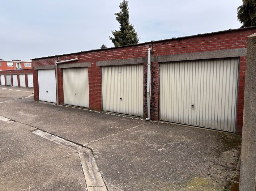 Appartement avec 2 chambres et possibilité d'acheter un garage box<br />
<br />
Cet appartement est situé au premier étage d'un petit immeuble sur l