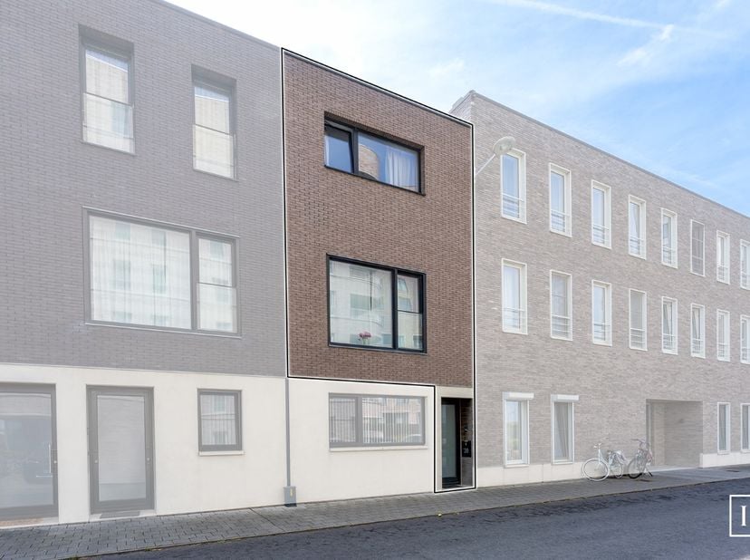 Dit recent gebouwde (2015) triplexappartement is gelegen in het project Blauwe Parel te Bredene.<br />
<br />
Het appartement omvat een inkomhal op he