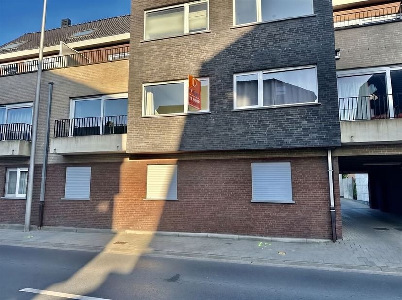 Instapklaar appartement te huur in residentie 't Eiland aan de stadsrand van Oudenaarde.<br />
Dit gezellig appartement voorziet een inkomhal ,WC, liv