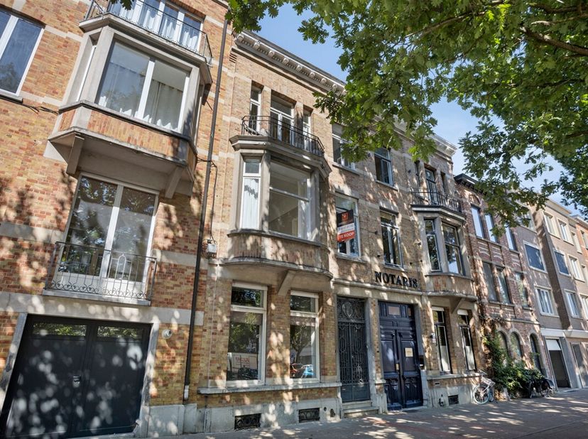 Uiterst centraal gelegen aan het marktplein van Heverlee, op wandelafstand van het Arenbergkasteel en het bruisende historisch centrum van Leuven, zij