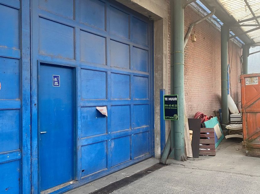 Bent u op zoek naar een ruime opslagplaats met kantoorruimte op een vlot bereikbare locatie? Dan is deze bedrijfsruimte in Wakken zeker een bezoek waa