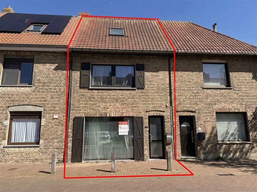 Ontdek deze instapklare en verrassend ruime woning, ideaal gelegen met een praktische uitweg achteraan voor fietsen, die uitgeeft op een gemeenschappe