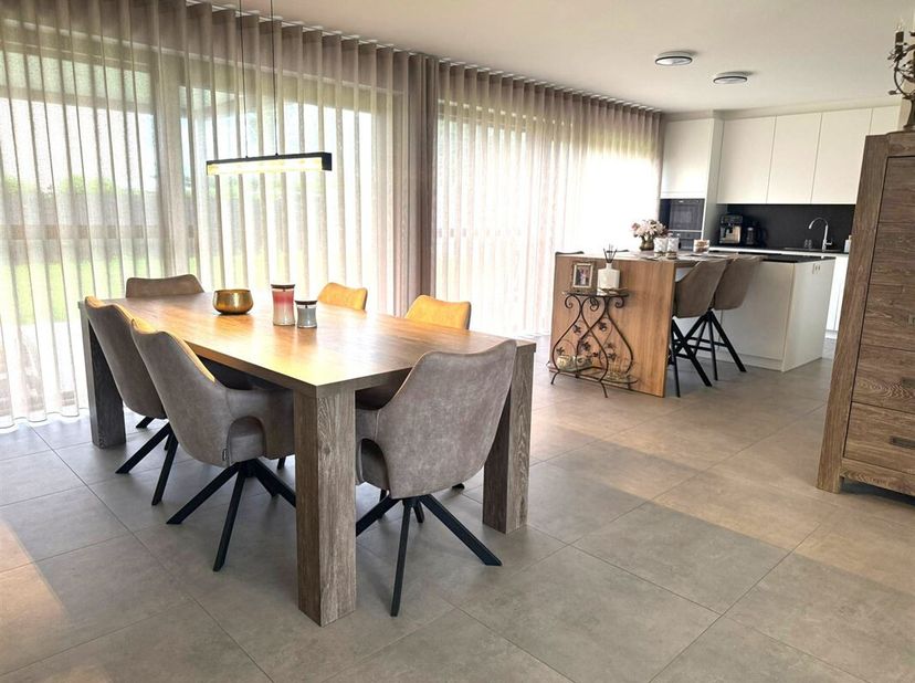 Demandez une visite via info@optimusvastgoed.be !<br />
À LOUER : Spacieuse maison de plain-pied avec 3 chambres à Pelt !<br />
Cette maison ouverte e