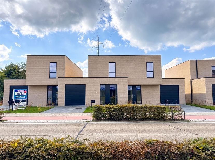 Nieuwbouwwoning met plat dak te huur nabij het centrum van Mol<br />
<br />
.<br />
<br />
Deze moderne nieuwbouwwoning is gelegen nabij het centrum