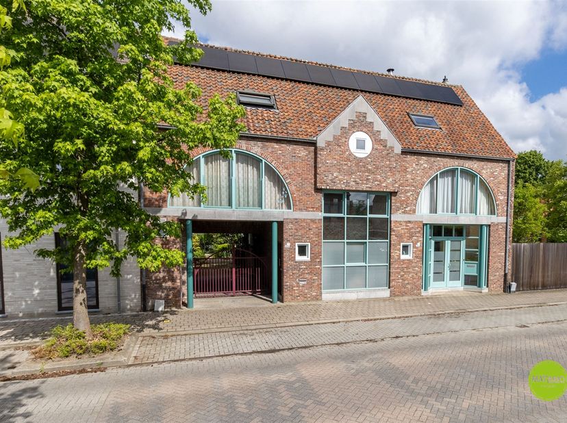Unieke opportuniteit: woning én duplex appartement in één aankoop<br />
<br />
 Op een perceel van 750 m² bevindt zich deze unieke eigendom met een