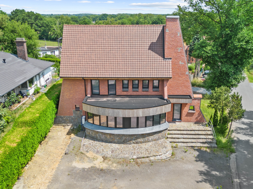 Unieke kans in As: aan de Breëerweg 44 bevindt zich een ruime deels gerenoveerde woning die dankzij haar karakter en afmetingen tal van mogelijkheden