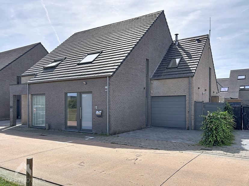 Deze ruime woning is gelegen in een rustige en kindvriendelijke woonwijk en combineert een praktische indeling met aangename leefruimtes. Via de inkom